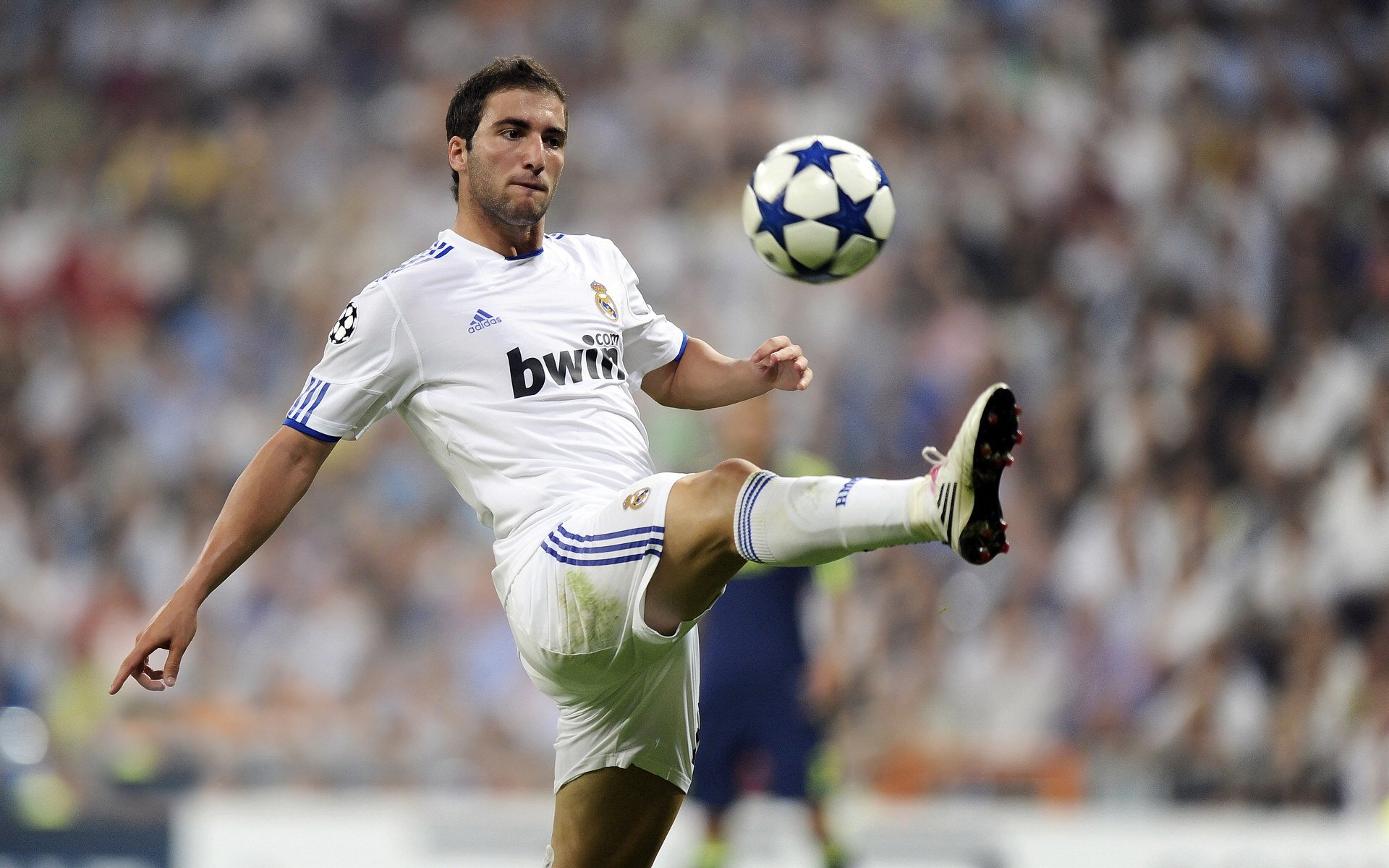 远射“绝招”：欧冠赛场最惊艳的长距离射门，欧洲杯超远射门